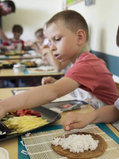 Jak ogarnąć ponad 20 dzieci i przygotować z nimi sushi?