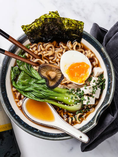 Ramen z grzybami shiitake i wakame