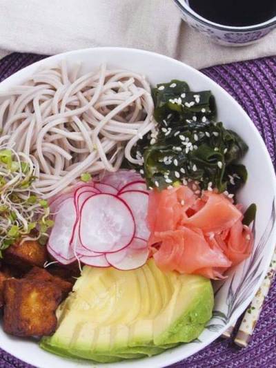 Poke bowl z makaronem soba i tofu House of Asia