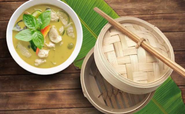 Ryba to tajsku w zielonym curry z mleczkiem kokosowym
