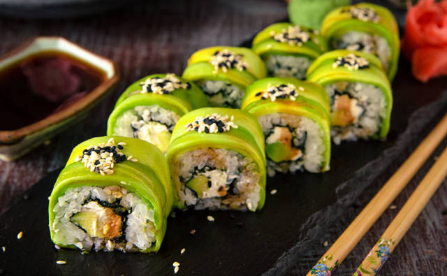 Sushi z łososiem i awokado House of Asia