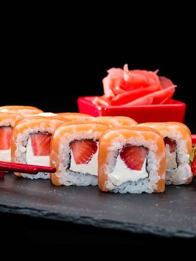 Sushi na słodko z truskawkami i łososiem House of Asia