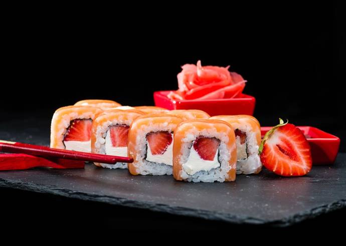 Sushi na sÅ‚odko z truskawkami i Å‚ososiem House of Asia