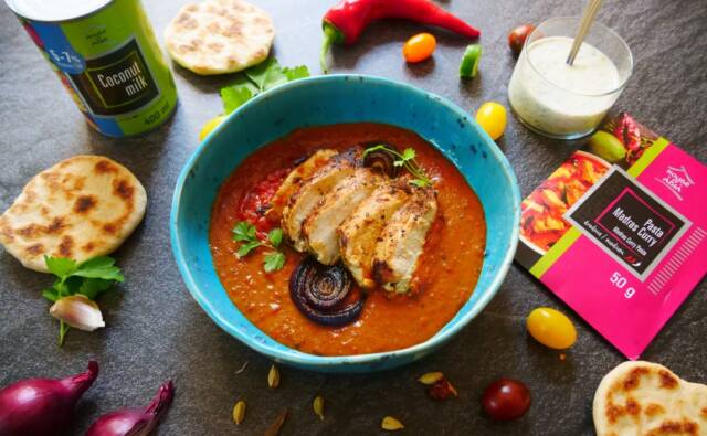 Madras Curry z kurczakiem i domowa pitą Chef Lorek House of Asia