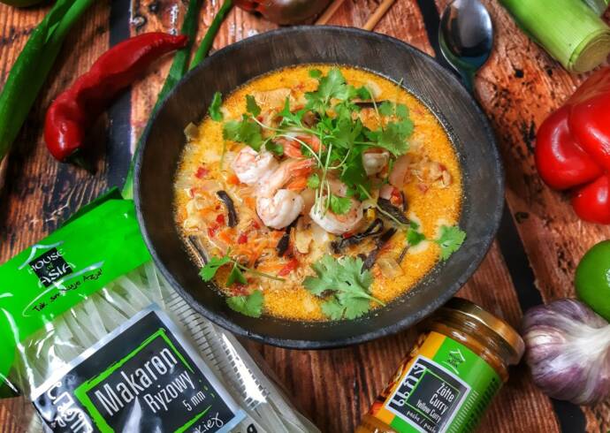 Zupa tajska z krewetkami i 偶贸艂tym curry Mateusz Krojenka House of Asia