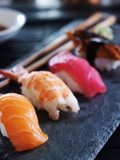 Nigiri sushi z łososiem wędzonym węgorzemHouse of Asia