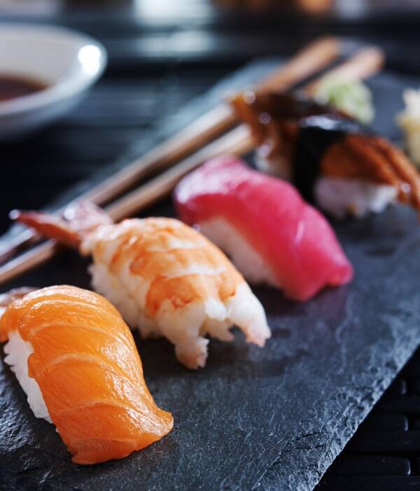 Nigiri sushi z łososiem wędzonym węgorzemHouse of Asia