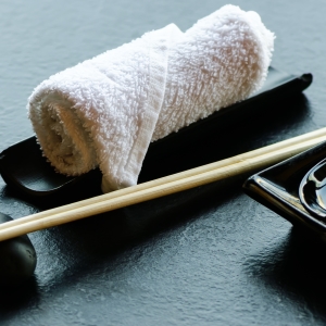Oshibori wilgotny ciepły ręcznik w restauracji sushi House of Asia
