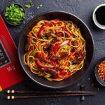Makaron chow mein z kurczakiem i pastą kantońską stir-fry House of Asia