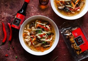 Ostro-kwaśna zupa z kurczakiem i grzybami shiitake House of Asia Czarna Wisienka