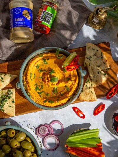 Hummus z czerwonym curry i domowym chlebkiem pita House of Asia