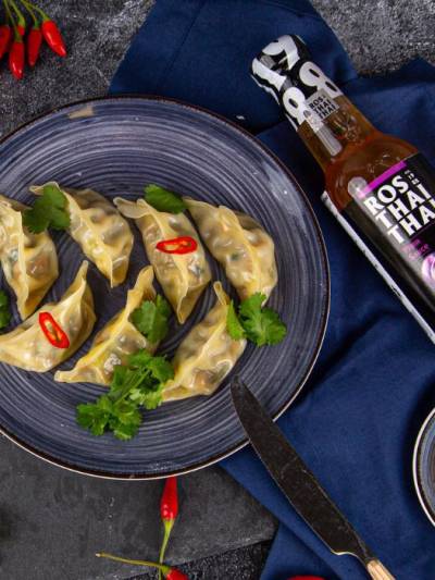 Pierożki Gyoza z mięsem i sosem śliwkowym Ros Thai Thai