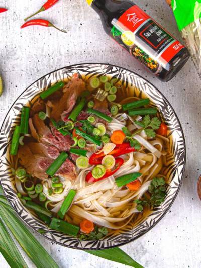 Zupa Pho z wołowiną i makaronem ryżowym House of Asia