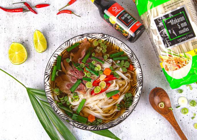 Zupa Pho z wołowiną i makaronem ryżowym House of Asia