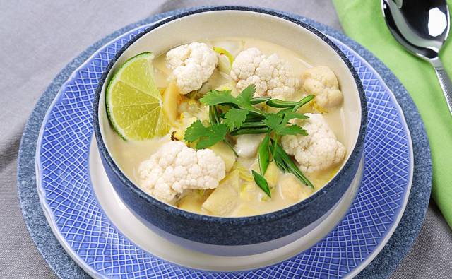 Zupa kalafiorowa z mleczkiem kokosowym