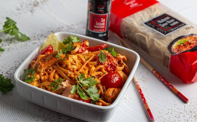 Makaron Chow Mein z pieczonymi warzywami, fetą i łososiem House of Asia