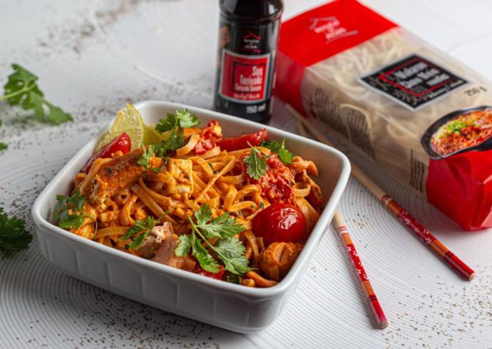 Makaron Chow Mein z pieczonymi warzywami, fetą i łososiem House of Asia