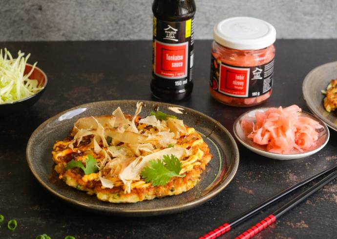 Japońskie placki Okonomiyaki z suszonymi płatkami tuńczyka House of Asia