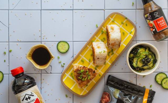 Yaki Onigiri z pastą z łososia i sałatką z ogórka i Wakame Gotuj z Diego House of Asia
