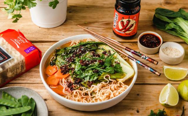 Jednogarnkowe noodle z masłem orzechowym i chrupiącym chili House of Asia pysznekadry