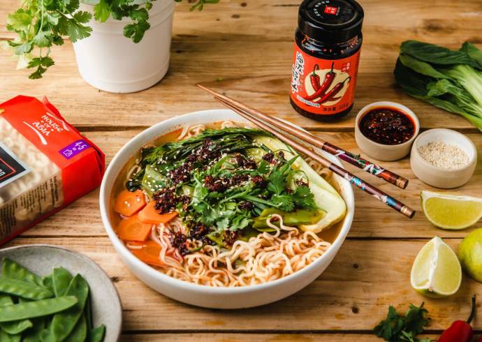 Jednogarnkowe noodle z masłem orzechowym i chrupiącym chili House of Asia pysznekadry