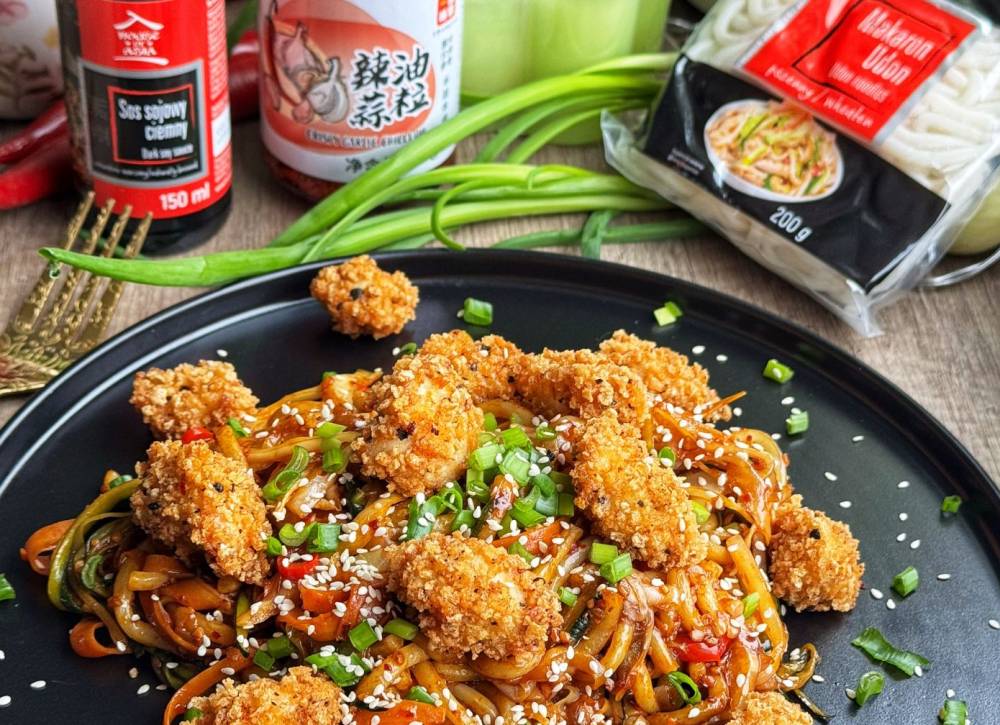 Makaron udon z warzywami i chrupiącym kurczakiem na ostro House of Asia Miłość od kuchni