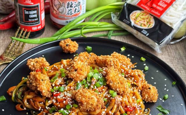 Makaron udon z warzywami i chrupiącym kurczakiem na ostro House of Asia Miłość od kuchni