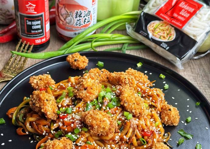 Makaron udon z warzywami i chrupiącym kurczakiem na ostro House of Asia Miłość od kuchni