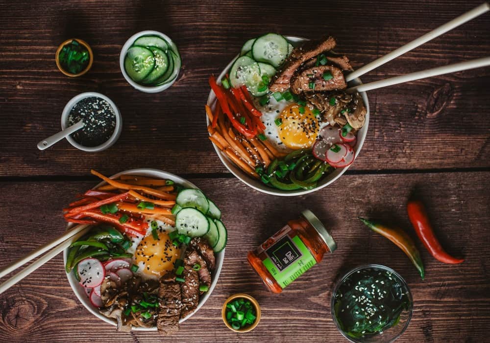 Bibimbap z wołowiną i pastą chili