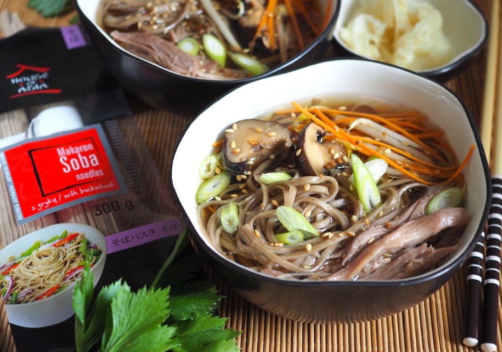 Bulion grzybowy z kaczką i makaronem Soba