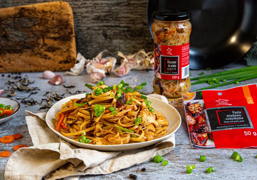 Chow Mein z kurczakiem w paście miodowo-czosnkowej House of Asia