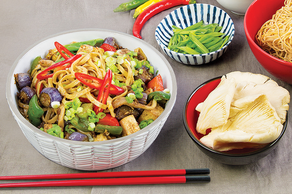 Wegański makaron chow mein z tofu i grzybami shiitake