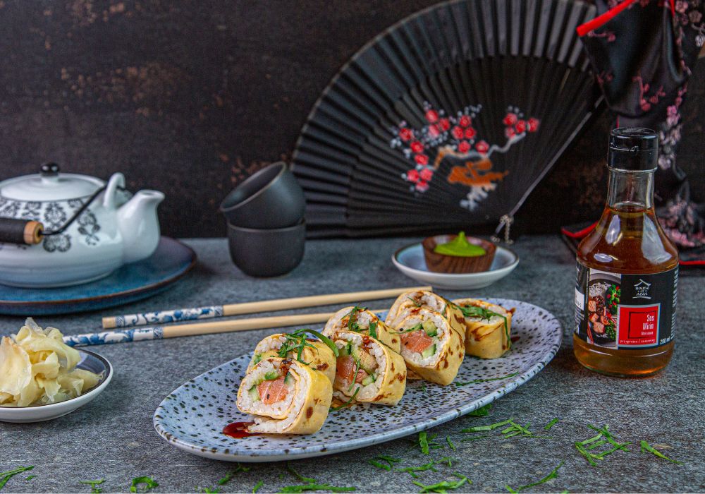 Futomaki z łososiem w omlecie Tamago
