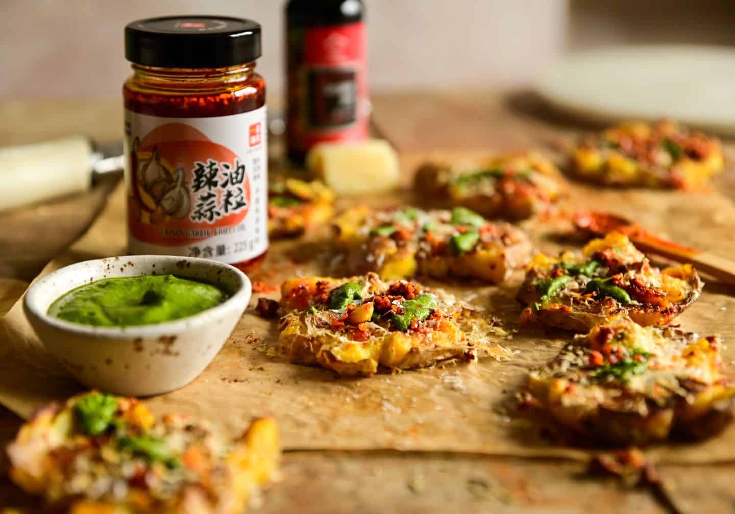 Gniecione, parmezanowe ziemniaczki z chrupiącym czosnkiem