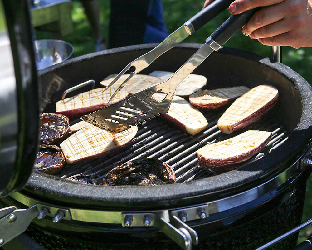 Grillowane bakłażany i słodko pikantne pieczarki Portobello