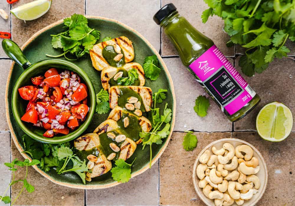 Grillowane tofu z sosem z kolendrą i miętą