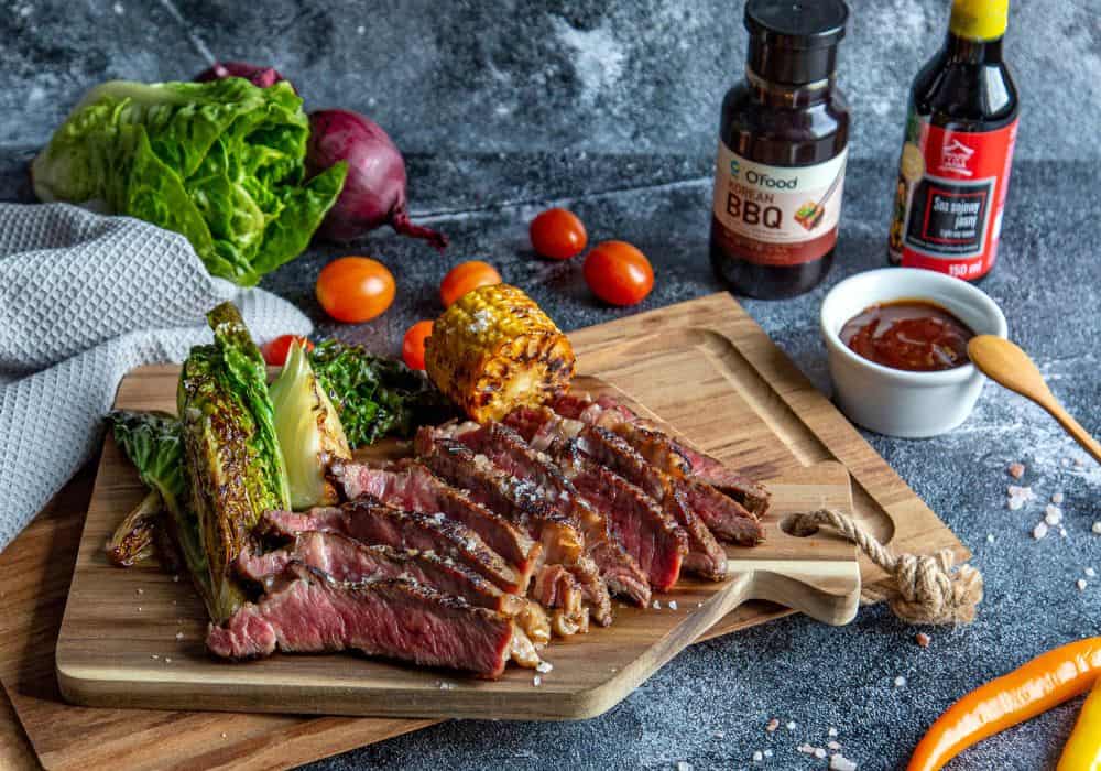Grillowany stek z antrykotu w marynacie galbi i warzywami w sosie sojowym
