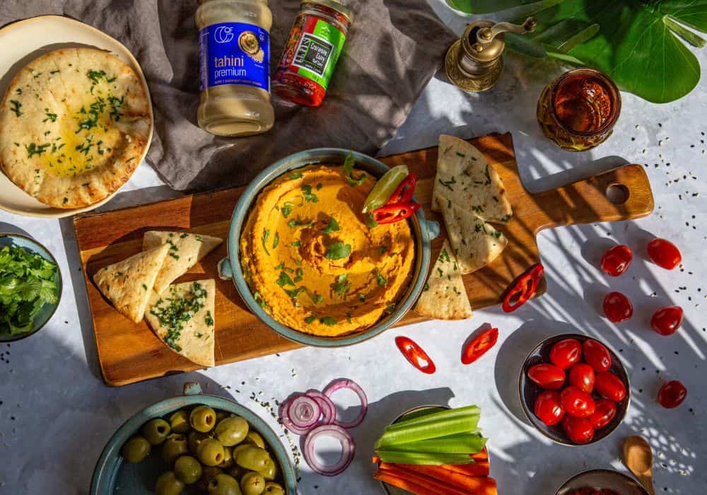 Hummus z czerwonym curry i domowym chlebkiem pita