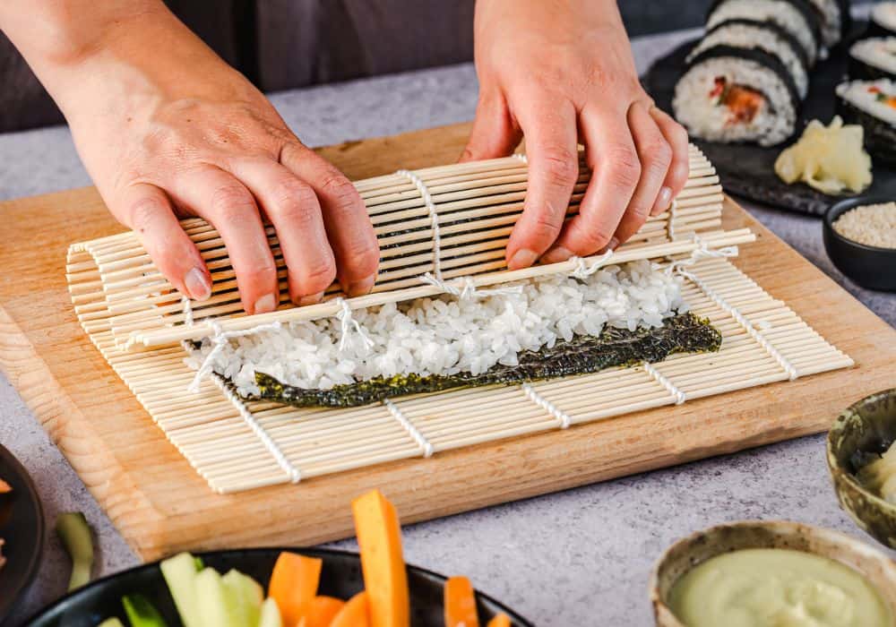 Jak zawijać sushi matą bambusową?