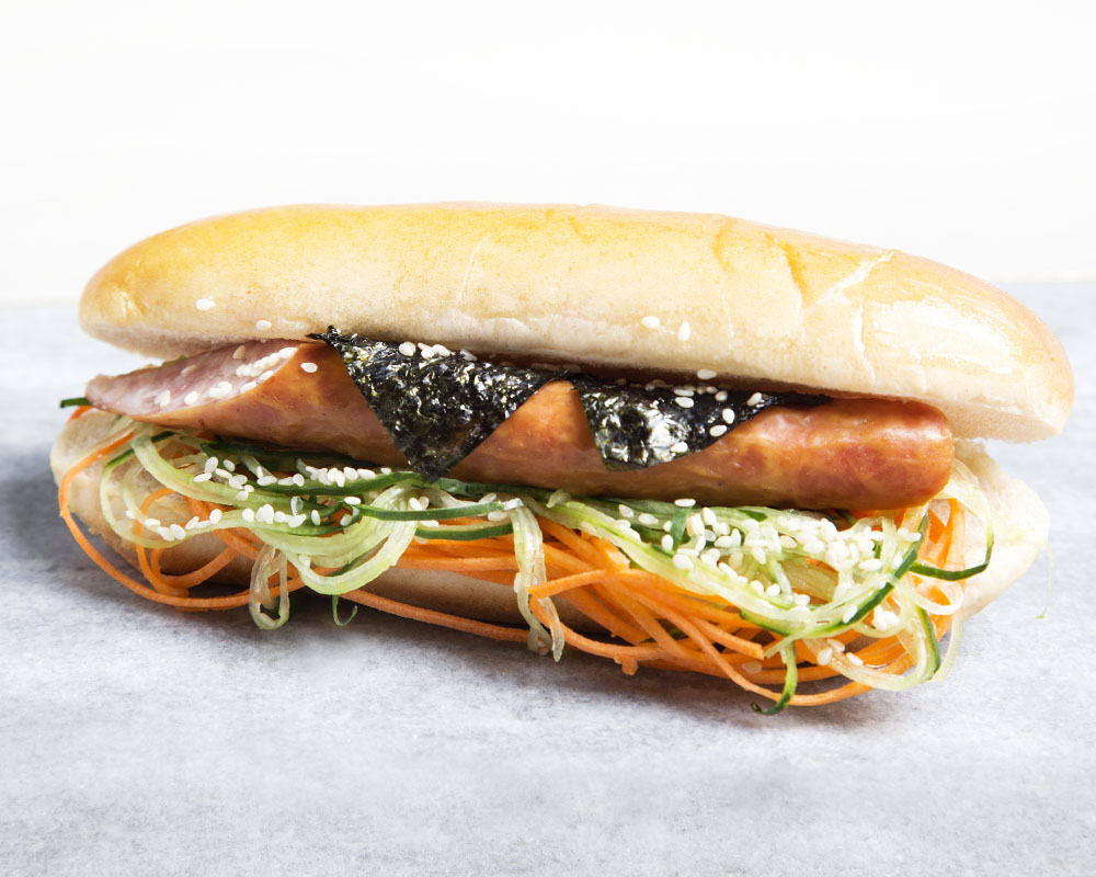 Japadog frankfurterka z liśćmi nori i sezamem