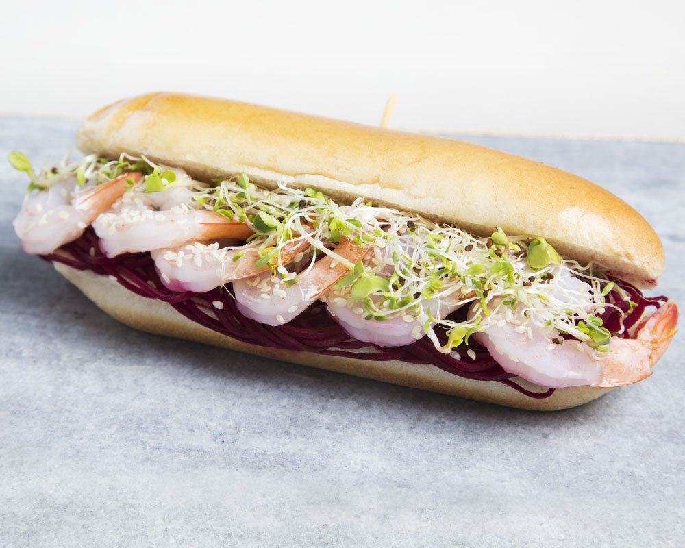 Japa dog z krewetką, czerwonym burakiem i sosem sriracha