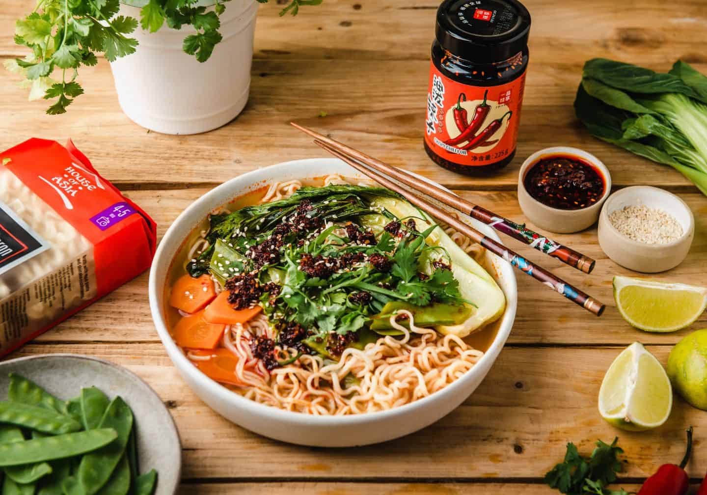 Jednogarnkowe noodle z masłem orzechowym i chrupiącym chili