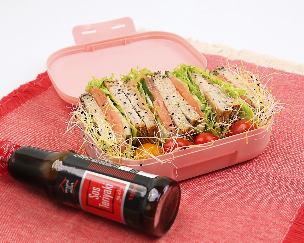 Sándwich de desayuno con salmón y salsa teriyaki
