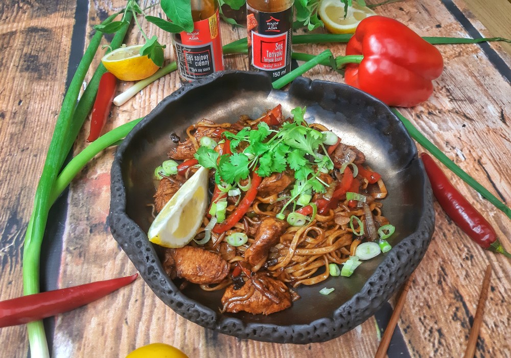 Kurczak na ostro z makaronem Chow Mein