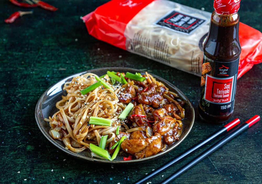 Kurczak w sosie Teriyaki z makaronem Chow Mein