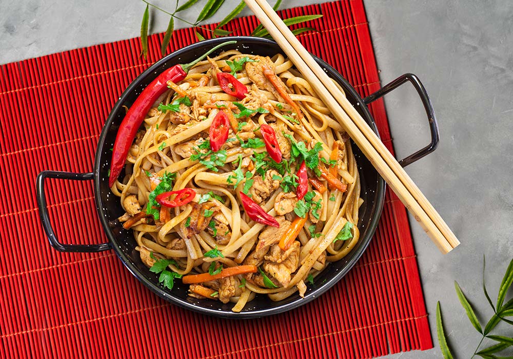 Kurczak z makaronem Chow Mein w sosie z czarnego pieprzu