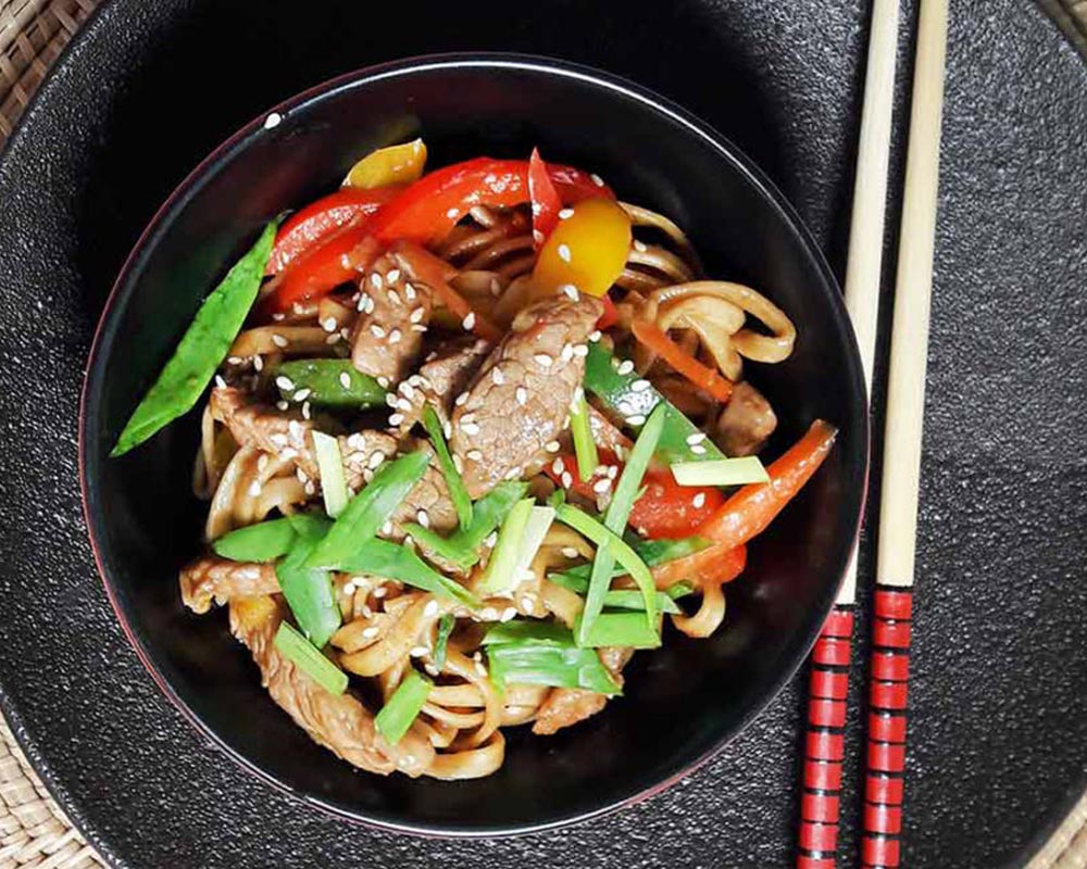 Makaron chow mein z chili i polędwiczką wieprzową