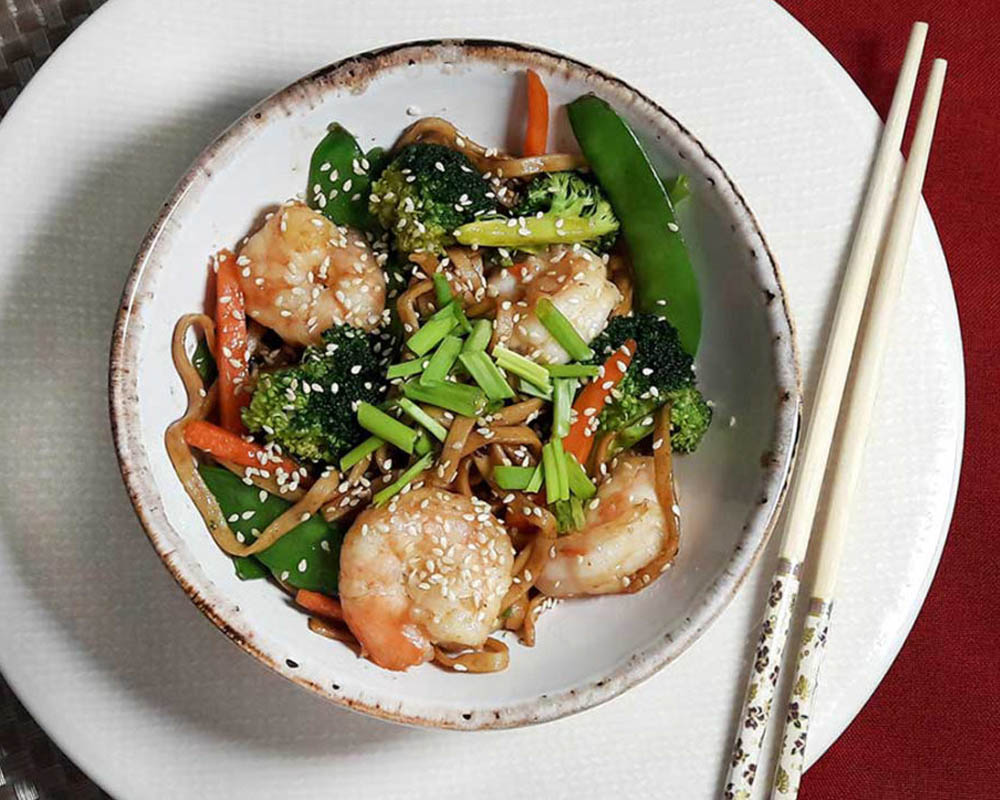 Makaron chow mein z prażonym sezamem i krewetkami