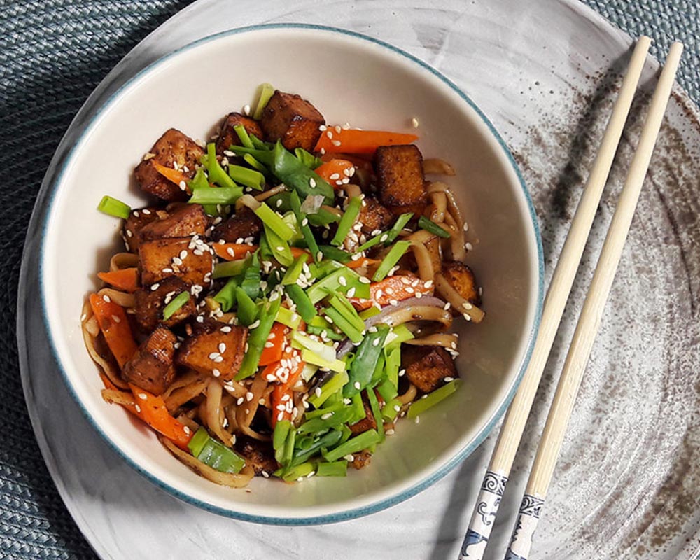 Makaron Chow Mein z tofu i grzybami Shiitake
