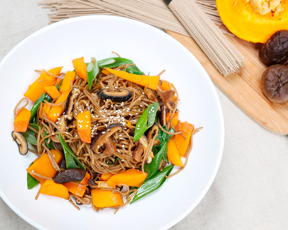 Fideos soba con calabaza y setas shiitake